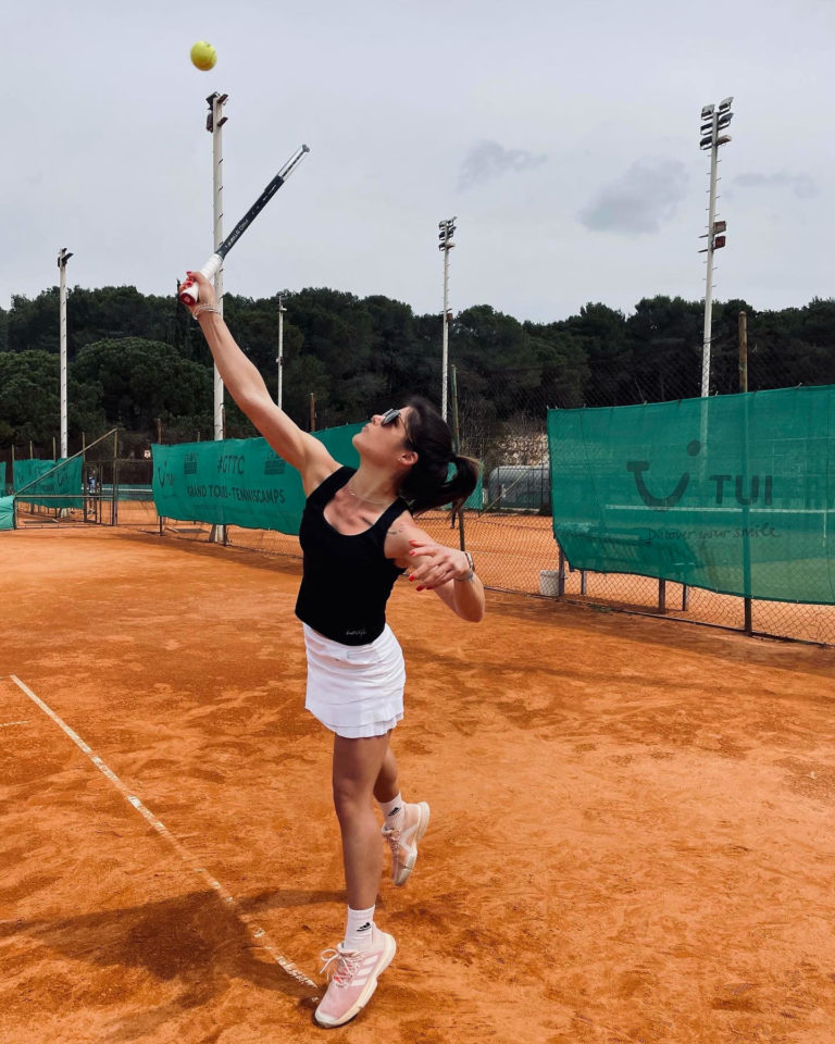 Aufnahme von Anja Pammler auf einen Tennisplatz