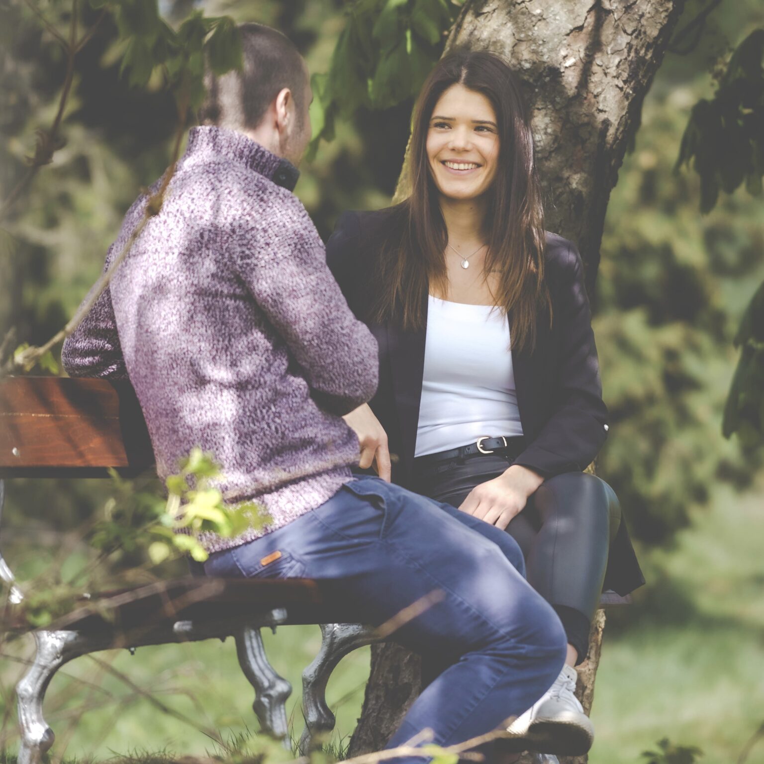 Ein Bild von mir mit einem Kunden auf einer Sitzbank in der Natur.